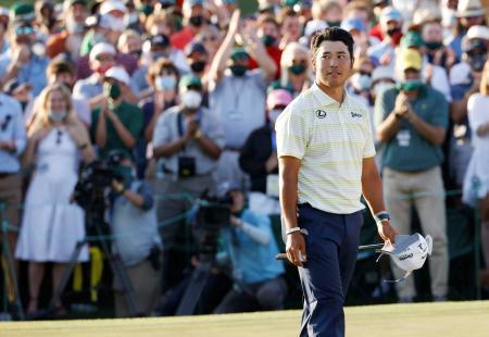 　米ゴルフのマスターズ・トーナメントで、日本男子初のメジャー制覇を果たした松山英樹＝１１日、米ジョージア州のオーガスタ・ナショナルＧＣ（ロイター＝共同）