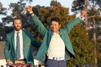 米ゴルフのマスターズ・トーナメントで、日本男子初のメジャー制覇を果たし、グリーンジャケットを着て両手を上げる松山英樹。左は前年優勝のダスティン・ジョンソン＝11日、米ジョージア州のオーガスタ・ナショナルＧＣ（ゲッティ＝共同）