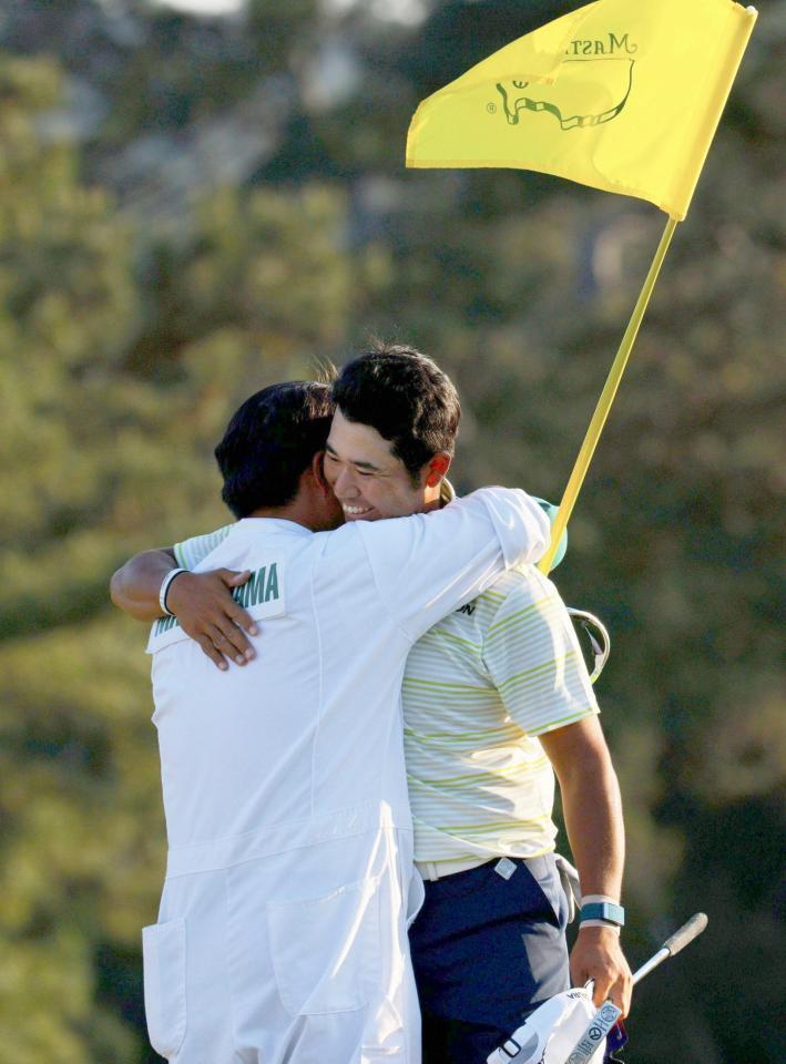 米ゴルフのマスターズ・トーナメントで、日本男子初のメジャー制覇を果たし、キャディーと抱き合う松山英樹＝11日、米ジョージア州のオーガスタ・ナショナルＧＣ（ロイター＝共同）
