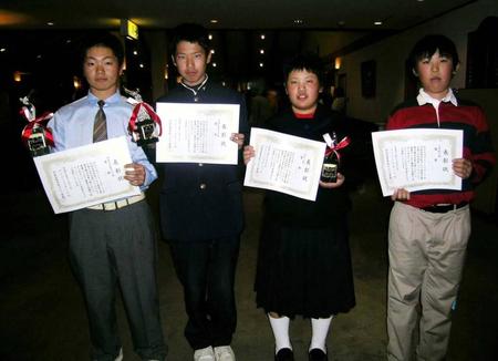 　２００６年１１月、四国ジュニアゴルフ選手権大会新人戦・中学校男子の部で優勝した松山英樹（左から２人目）