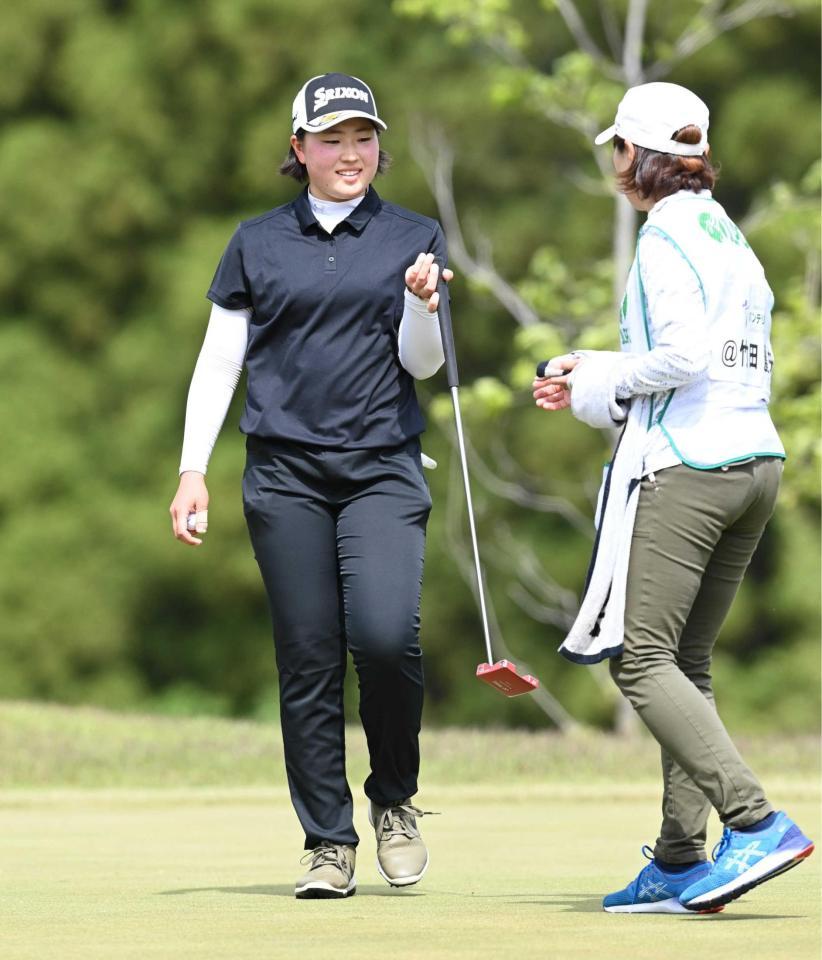 　１８番でバーディーパットを決め笑顔を見せる竹田麗央（左）＝撮影・芹沢純生