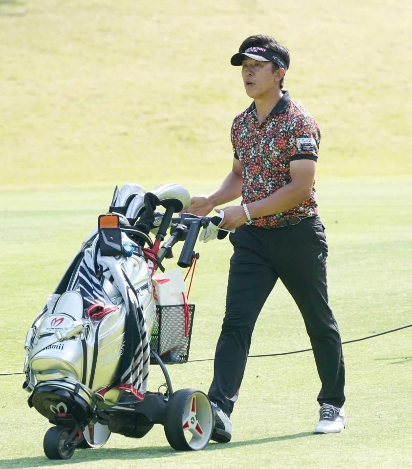 　１８番、自らカートを押して移動する上井邦裕