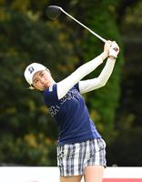 最終日、１０番でティーショットを放つ大里桃子＝福岡ＣＣ和白Ｃ