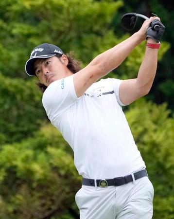 　東コース３番でティーショットを放つ石川遼。通算１１アンダーで３位