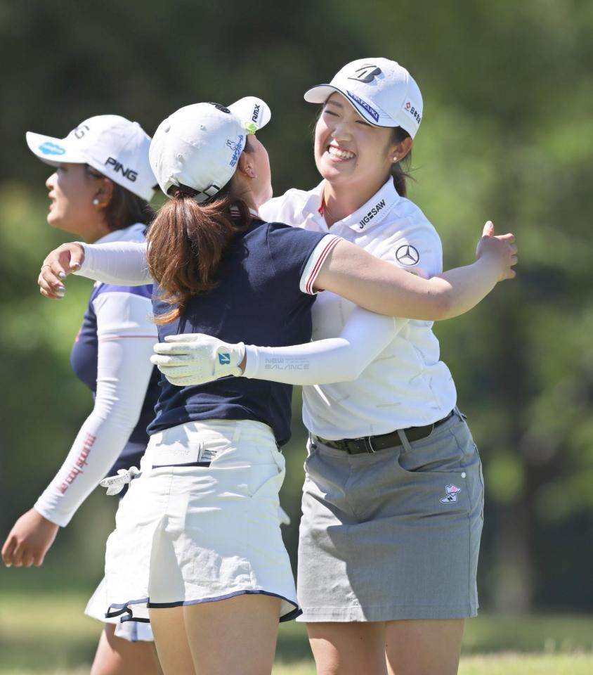 　最終日、通算１５アンダーでホールアウトし、同組の永井花奈（中）と抱き合う稲見萌寧＝中京ＧＣ石野コース