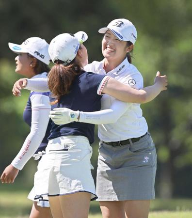 　同組の永井花奈と抱き合う稲見萌寧