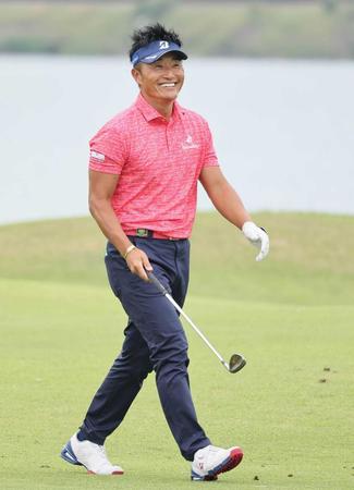 　１８番、チップインイーグルを決め笑顔を見せる宮本勝昌（代表撮影）