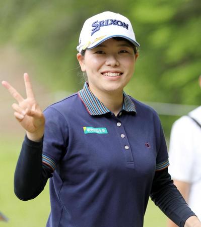 　ホールアウトし、カメラに向かってＶサインする勝みなみ