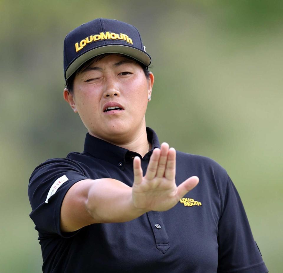 　２番グリーンでラインを読む工藤遥加