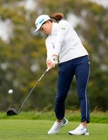 第１ラウンド、２番でティーショットを放つ渋野日向子＝オリンピック・クラブ（共同）