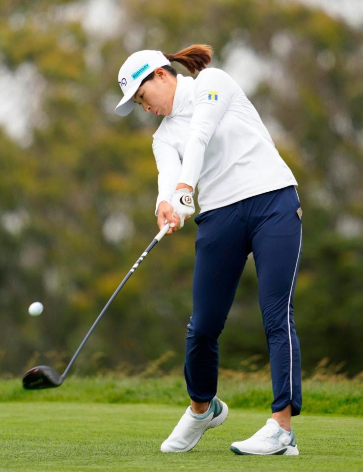 第１ラウンド、２番でティーショットを放つ渋野日向子＝オリンピック・クラブ（共同）