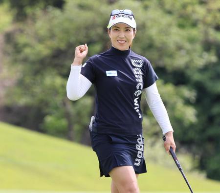 　最終日、優勝パットを沈めガッツポーズを見せる笠りつ子