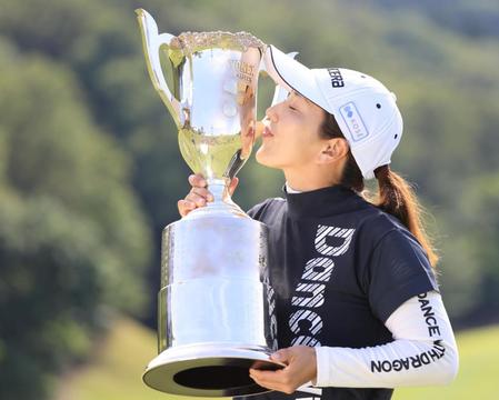 　優勝杯にキスをする笠りつ子