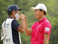 　優勝を決めキャディーとタッチを交わす木下稜介（右）