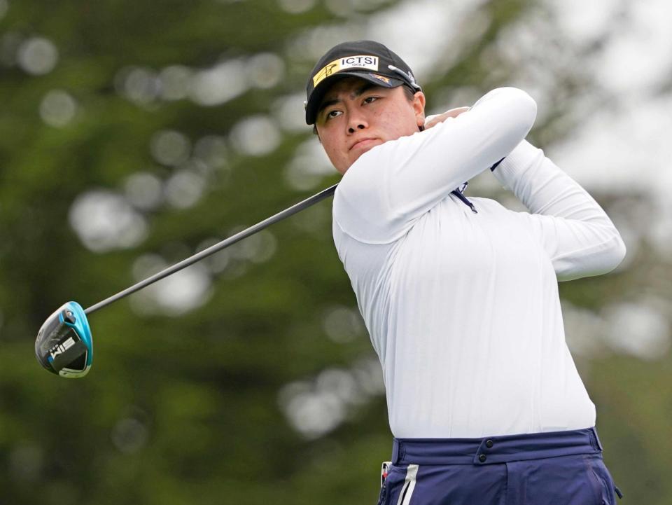 　第２ラウンド、１２番でティーショットを放つ笹生優花（共同）