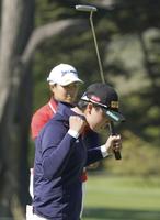 　畑岡奈紗（後方）とのプレーオフを制し、メジャー初優勝を果たしガッツポーズの笹生優花＝オリンピック・クラブ（ＵＳＡトゥデー・ロイター＝共同）