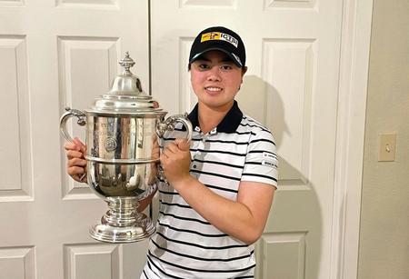 　全米女子オープンの優勝トロフィーを手にする笹生優花（本人提供）