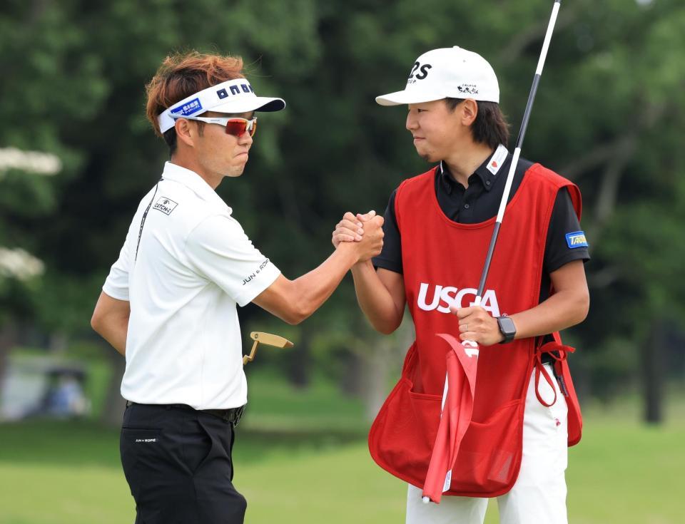 　全米オープン日本地区最終予選で本戦切符を手にした浅地（左）と野村キャディー（写真提供・日本ゴルフ協会）