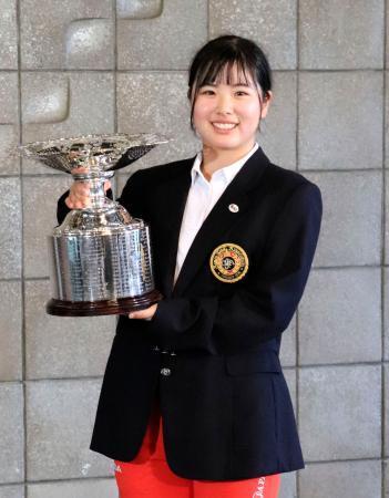 １８歳の尾関彩美悠、逆転で優勝日本女子アマゴルフ最終日