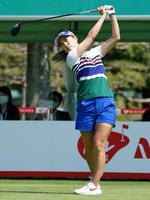 　１番、ティーショットを放つ上田桃子（撮影・開出牧）