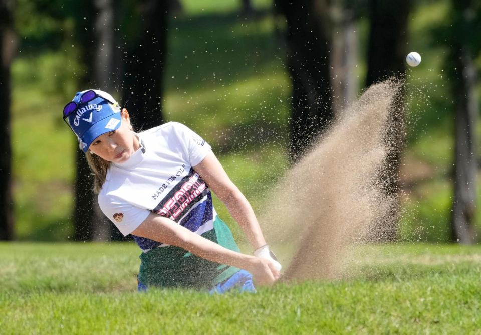 　１番でバンカーショットを放つ上田桃子