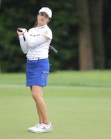 １７番、バーディーパットで沈めることが出来ず、浮かない表情の稲見萌寧（代表撮影）