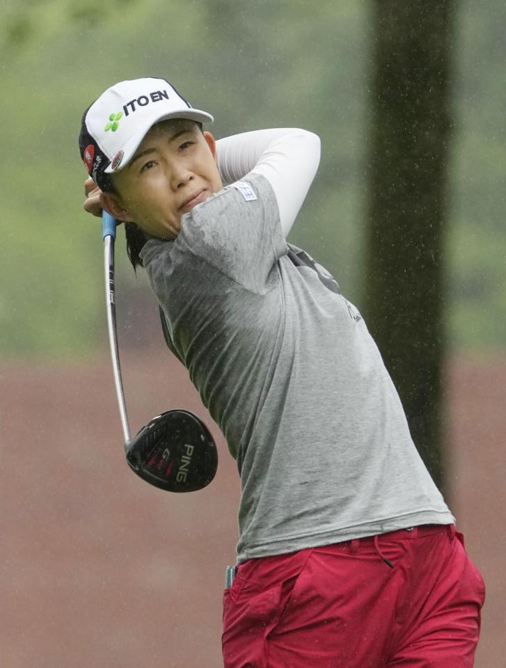 　１番でティーショットを放つ前田陽子。４アンダーで２位