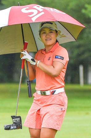 　第１ラウンド、１６番で笑顔を見せる畑岡奈紗。１０アンダーで首位