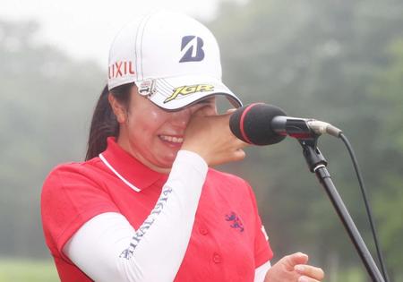 　初優勝を飾りインタビューで涙を見せる堀琴音