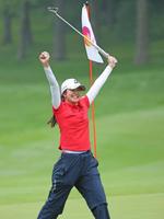 　プレーオフを制して優勝を決め、ガッツポーズする堀琴音