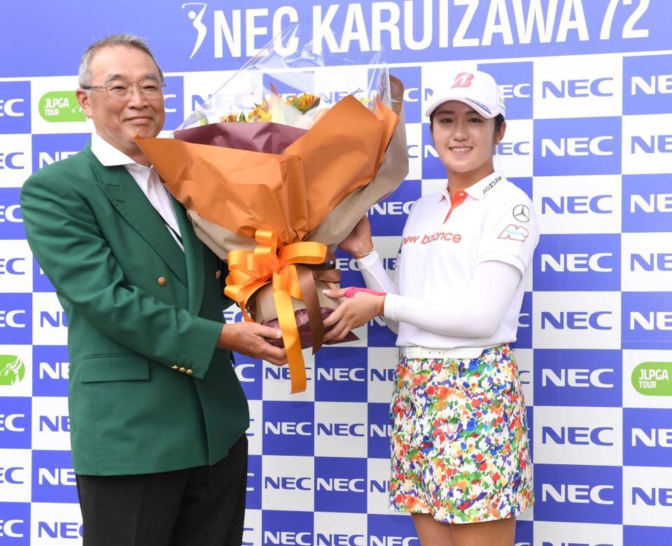 　ＮＥＣ会長の遠藤信博氏（左）から東京五輪銀メダルを祝う花束を受け取り笑顔の稲見萌寧（撮影・開出牧）