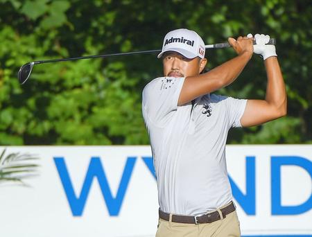 　２番でティーショットを放つ小平智。通算２オーバーで予選落ちした（共同）