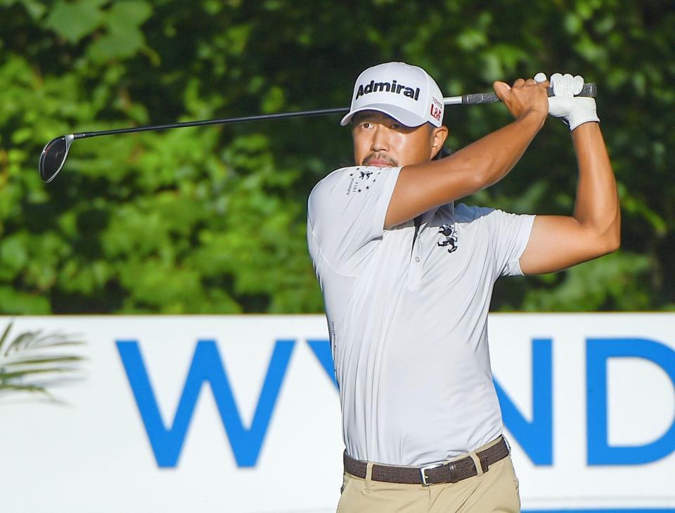 　２番でティーショットを放つ小平智。通算２オーバーで予選落ちした（共同）