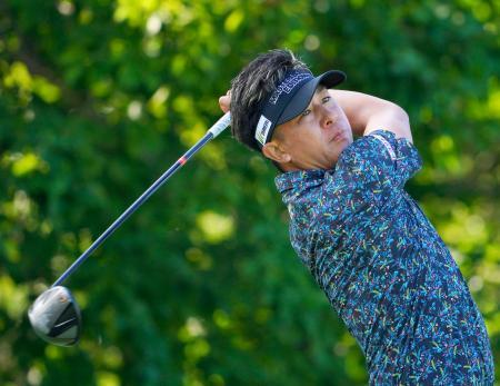 男子ゴルフ、上井邦裕が単独首位３８歳未勝利、第３日