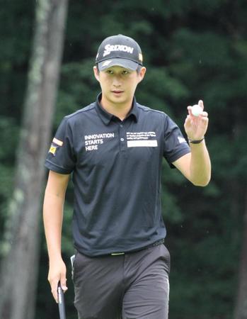 　１７番パー５でツーオンに成功しバーディーを奪い、拍手に応える星野陸也