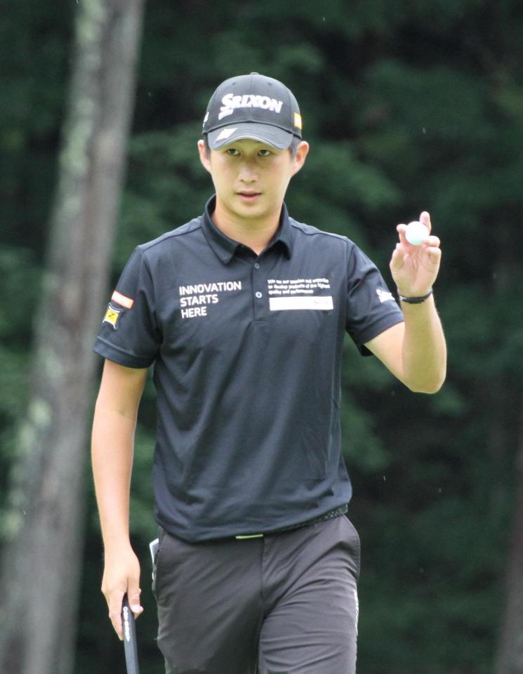 　１７番パー５でツーオンに成功しバーディーを奪い、拍手に応える星野陸也