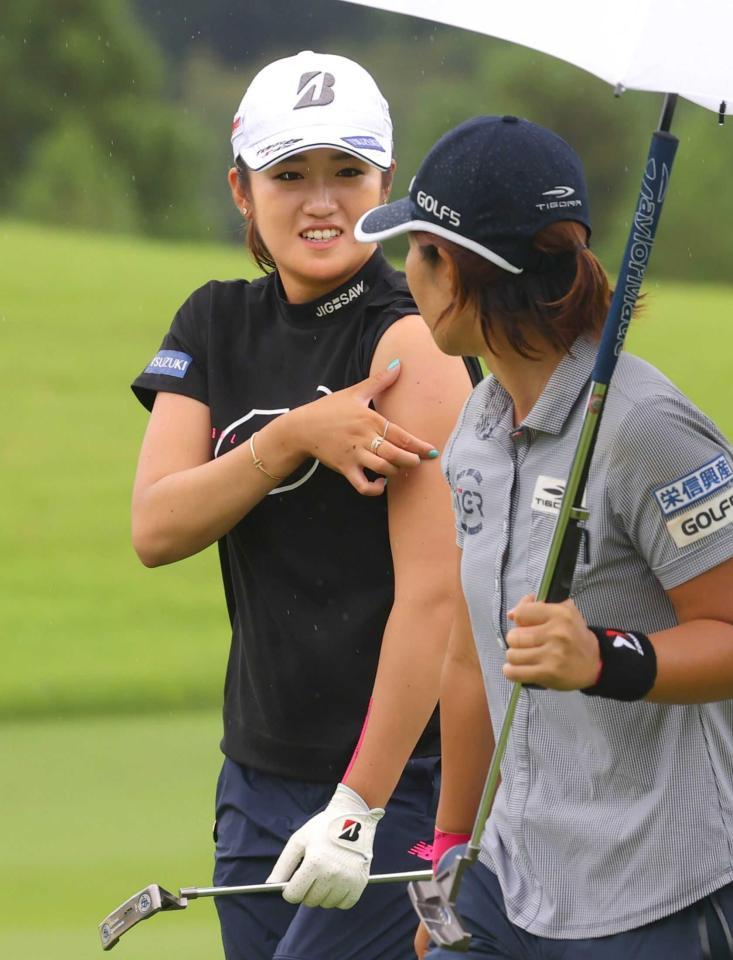 　ラウンド中に左腕を気にする稲見萌寧。手前は同組の穴井詩