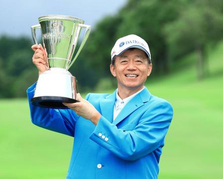 　ファンケルクラシックで優勝し、カップを掲げる田村（日本プロゴルフ協会提供）