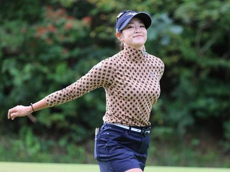　２番のティーショット後、笑顔でコースを移動する原英莉花
