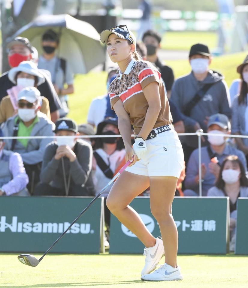 　１０番でティーショットを放つ上田桃子（撮影・堀内翔）