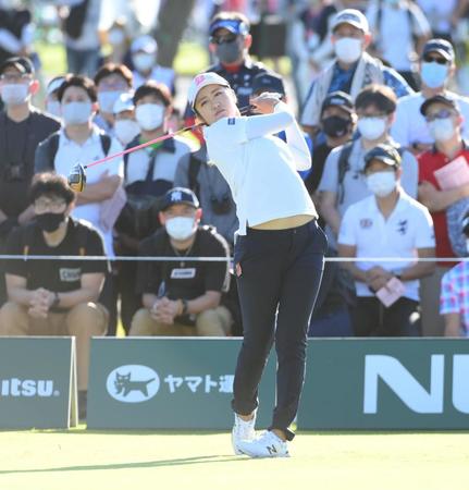 　１０番ティーショットを放つ稲見萌寧（撮影・堀内翔）