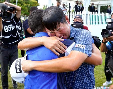 　ツアー初優勝を果たし喜ぶ杉山知靖（右）＝袖ケ浦ＣＣ袖ケ浦