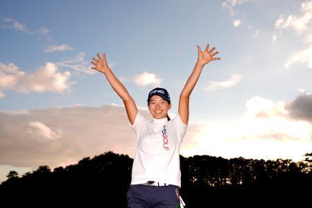 渋野日向子、１９年以来の５勝目女子ゴルフ、プレーオフ制す