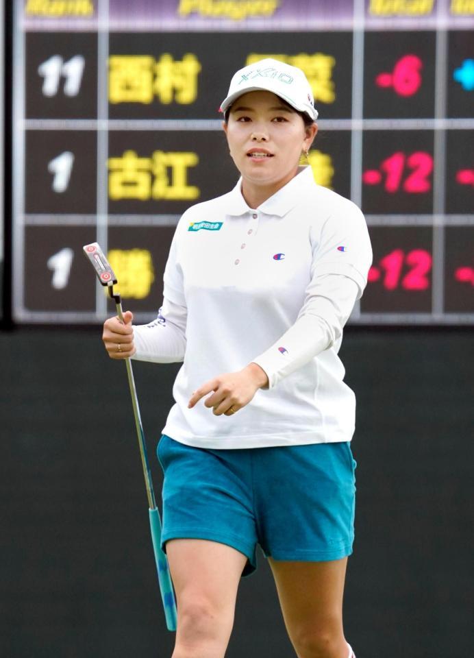 第２日、通算12アンダーでホールアウトした勝みなみ＝東急セブンハンドレッド