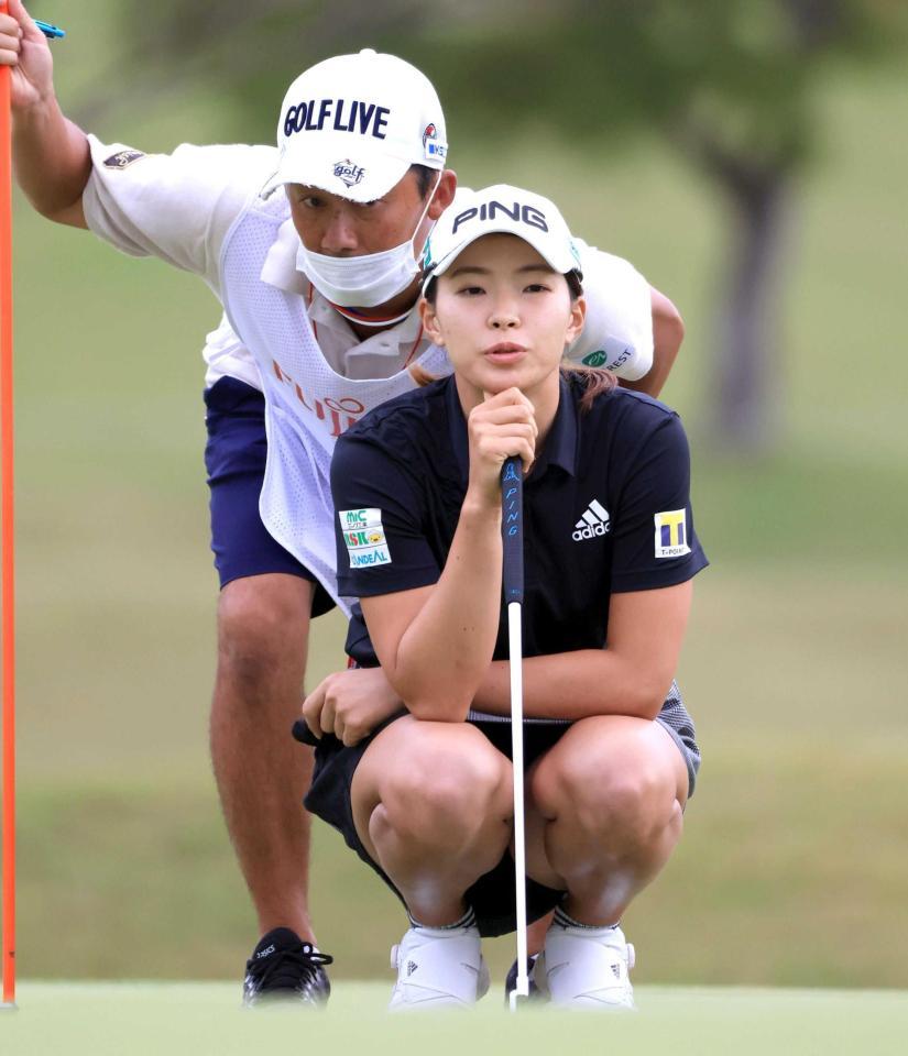　１８番でグリーンのラインを読む渋野日向子
