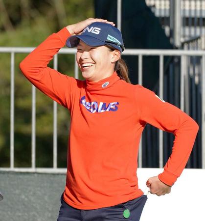 　１番のティーショット前におどけた表情を見せる渋野日向子（撮影・高部洋祐）