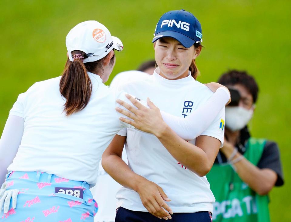 ２週前のスタンレー・レディースで１年11カ月ぶりの優勝を飾り、感極まる渋野日向子（右）＝東名ＣＣ