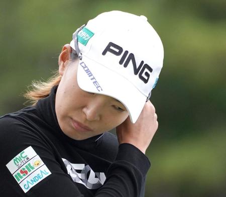 ７番、ティーショット後に悔しがる渋野日向子