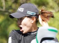 ４番のティーショット前、驚きの表情を見せる渋野日向子＝マスターズＧＣ（撮影・高部洋祐）