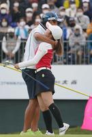 　優勝を決め、清水重憲キャディ（左）と抱き合う